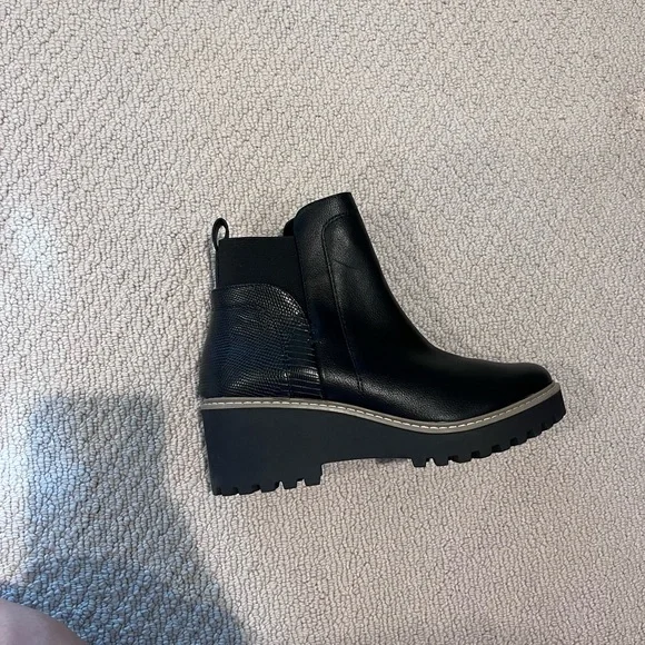DOLCE VITA Unworn Lug Sole Chelsea Ankle Boots - Picture 3 of 3